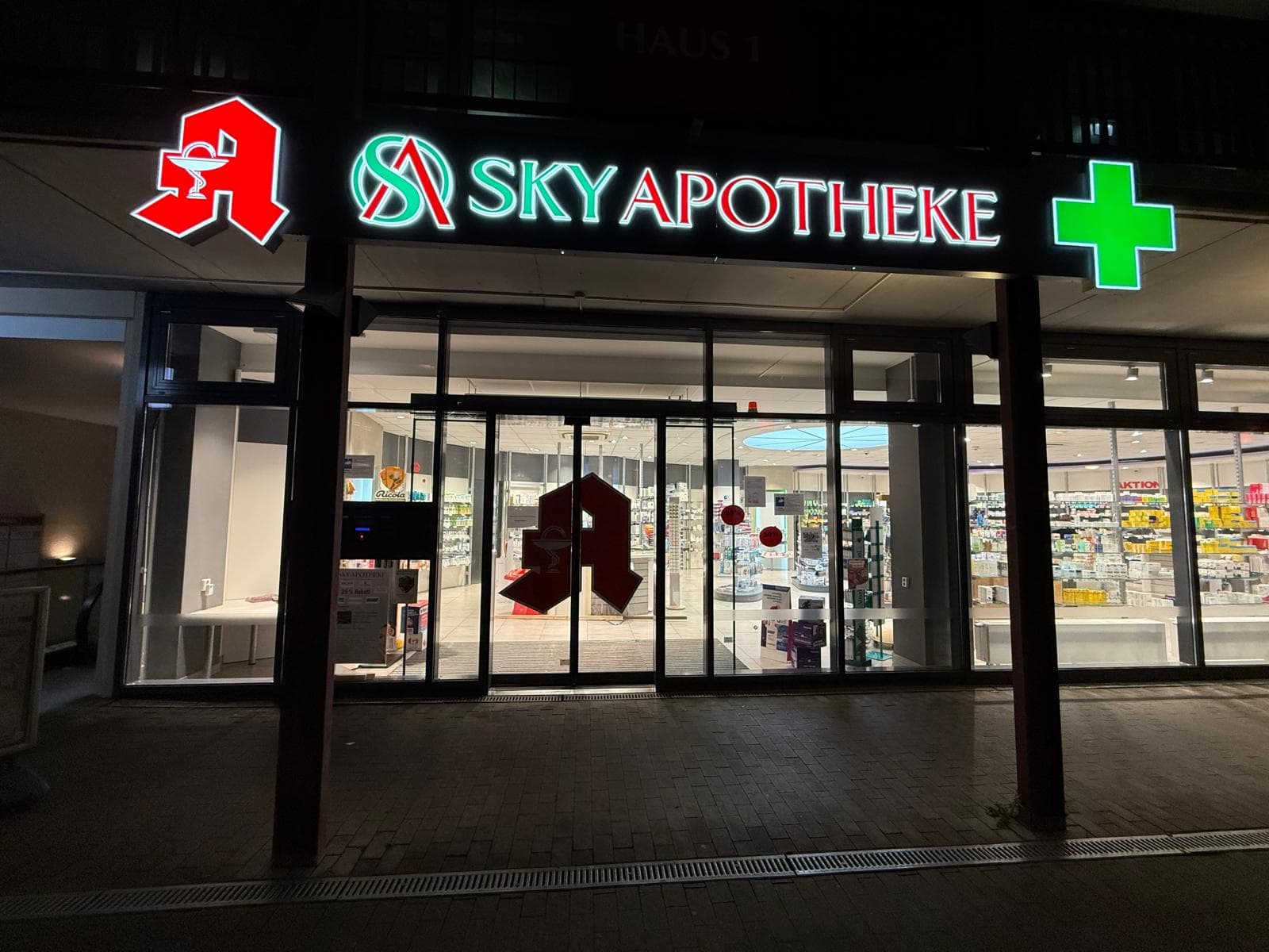 Digital Signage Display in der Sky Apotheke Kreuzberg in der Bergmannstraße 5