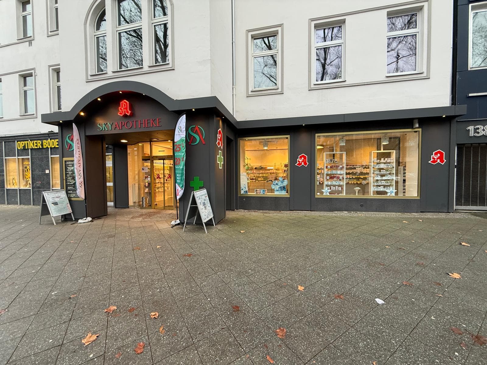 Schaufenster Digital Signage Installation in der Sky Apotheke am Kurfürstendamm in Berlin