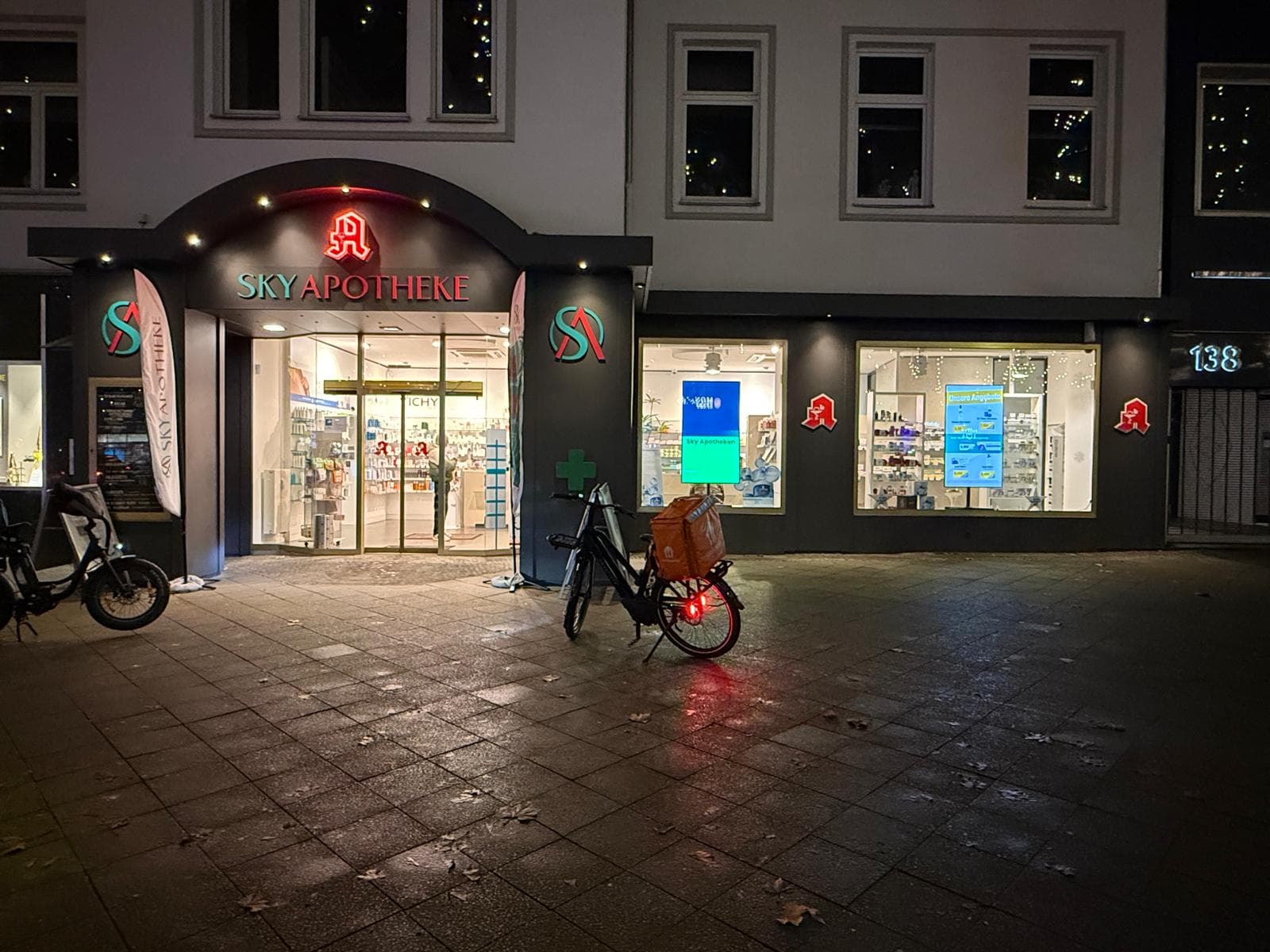 Sky Apotheke Kudamm mit digitalen Schaufensterdisplays bei Tageslicht