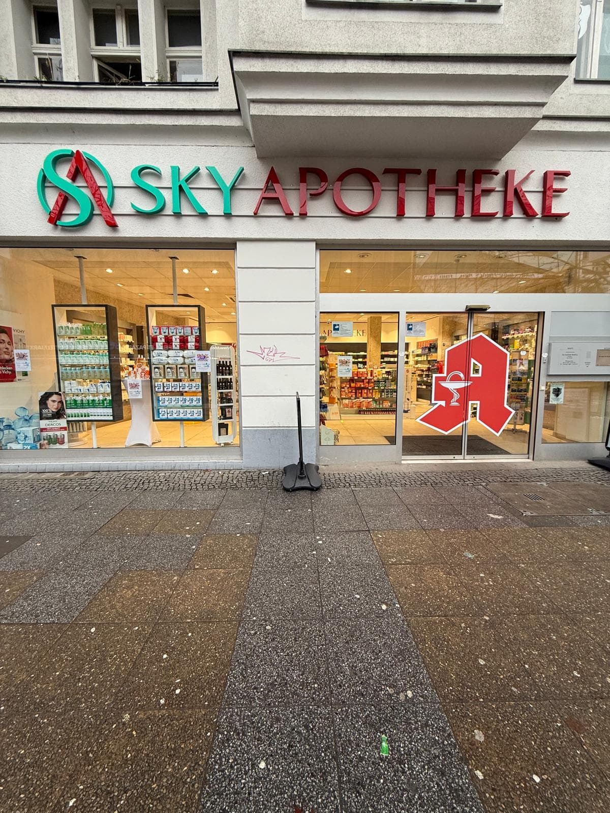Digital Signage Schaufensterdisplays in der Sky Apotheke Berlin Wedding, Müllerstraße 143